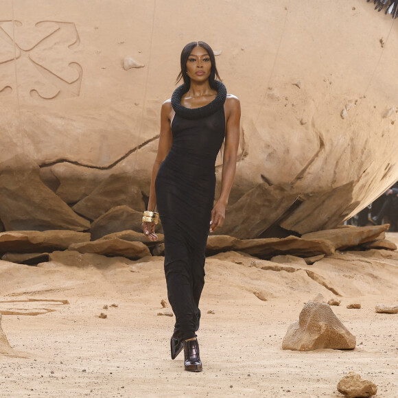 La superstar de 52 ans a porté deux tenues qui ont fait sensation.
Naomi Campbell au défilé Off-White prêt-à-porter automne-hiver 2023/2024 lors de la Fashion Week de Paris (PFW), à Paris, France, le 2 mars 2023.