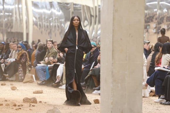 Naomi Campbell au défilé Off-White prêt-à-porter automne-hiver 2023/2024 lors de la Fashion Week de Paris (PFW), à Paris, France, le 2 mars 2023.
