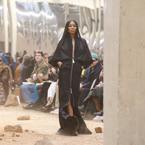 Naomi Campbell au défilé Off-White prêt-à-porter automne-hiver 2023/2024 lors de la Fashion Week de Paris (PFW), à Paris, France, le 2 mars 2023.