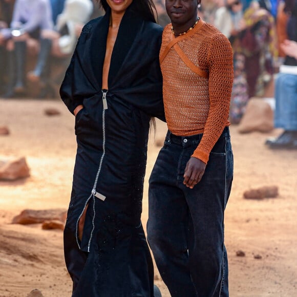 Naomi Campbell avec le styliste designer Ibrahim Kamara au défilé Off-White prêt-à-porter automne-hiver 2023/2024 lors de la Fashion Week de Paris (PFW), à Paris, France, le 2 mars 2023.