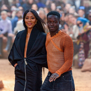 Naomi Campbell avec le styliste designer Ibrahim Kamara au défilé Off-White prêt-à-porter automne-hiver 2023/2024 lors de la Fashion Week de Paris (PFW), à Paris, France, le 2 mars 2023.