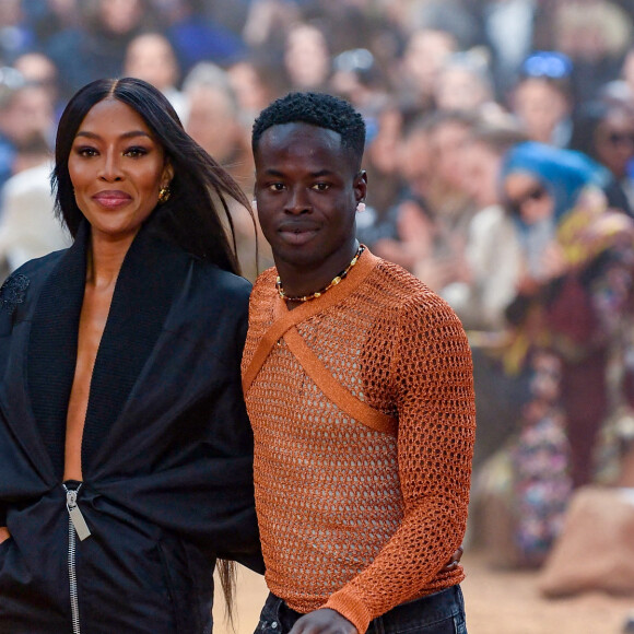 Naomi Campbell avec le styliste designer Ibrahim Kamara au défilé Off-White prêt-à-porter automne-hiver 2023/2024 lors de la Fashion Week de Paris (PFW), à Paris, France, le 2 mars 2023.