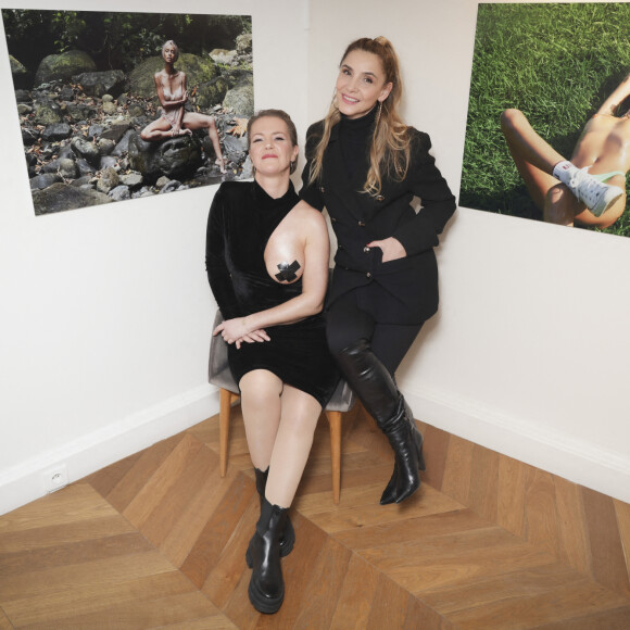 L'épouse d'Emmanuel-Philibert de Savoie portait une veste noire à boutons, assortie à son col roulé, son pantalon ainsi que ses cuissardes.
Exclusif - Sylvie Castioni, Clotilde Courau - Vernissage de l'exposition "Amazones" de la photographe Sylvie Castioni à la galerie Duret à Paris. Le 2 mars 2023 © Jack Tribeca / Bestimage 