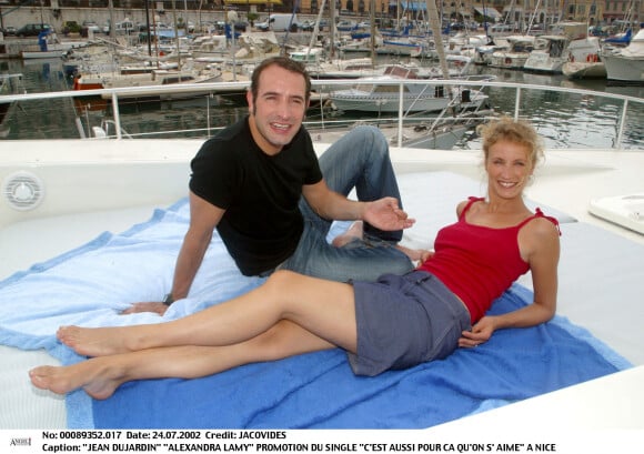 Alexandra Lamy et Jean Dujardin - Promotion du single C'est aussi pour ça qu'on s'aime à Nice en 2002
