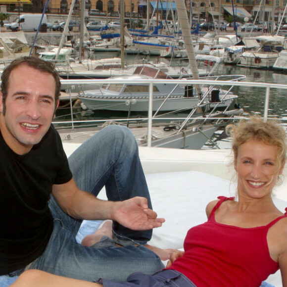 Alexandra Lamy et Jean Dujardin - Promotion du single C'est aussi pour ça qu'on s'aime à Nice en 2002