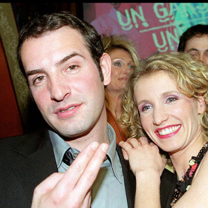 Alexandra Lamy et Jean Dujardin lors de la 200e de la série Un gars, une fille à Paris en 2001