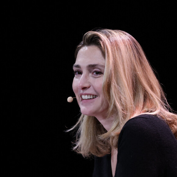 "Elle avoue qu'au-delà de sceller deux familles, l'investissement dans la pierre n'est pas étranger à la décision", peut-on également apprendre.
Julie Gayet lors d'une lecture de scénario lors du festival "1ers Plans" à Angers le 22 janvier 2023. © Laeticia Notoriani/Bestimage