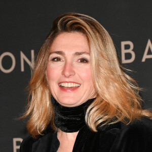 Julie Gayet à la première du film "Babylon" au cinéma Le Grand Rex à Paris, France, le 14 janvier 2023. © Coadic Guirec/Bestimage