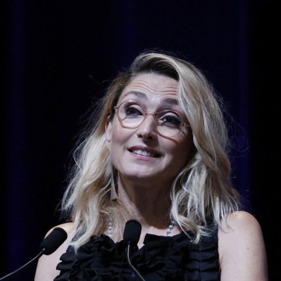 Julie Gayet annonce la remise du prix "'Deauville Talent Award" à T.Newton lors du 48ème Festival du Cinéma Américain de Deauville le 6 septembre 2022. © Denis Guignebourg / Bestimage