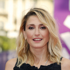 Julie Gayet à la première de "God's Country" et de la remise du "Deauville Talent Award" lors de la 48ème édition du festival du film américain de Deauville le 6 septembre 2022 © Denis Guignebourg / Bestimage