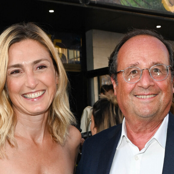 Elle accorde donc de nombreux entretiens, dont l'un au journal Libération paru ce lundi 6 mars.
Julie Gayet et son mari François Hollande lors du 15ème festival du film francophone de Angoulême (jour 4) au cinéma CGR à Angoulême, France, le 26 août 2022. © Coadic Guirec/Bestimage