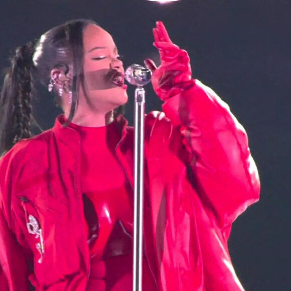 Rihanna fait le show pendant la mi-temps du Super Bowl et annonce sa deuxième grossesse, le 12 février 2023.