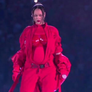 Rihanna fait le show pendant la mi-temps du Super Bowl et annonce sa deuxième grossesse, le 12 février 2023.