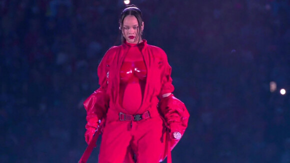 Rihanna fait le show pendant la mi-temps du Super Bowl et annonce sa deuxième grossesse, le 12 février 2023.