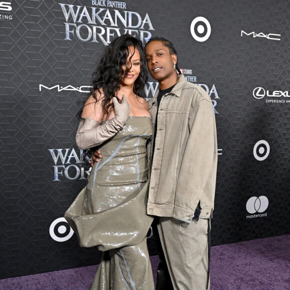 Rihanna et son compagnon A$AP Rocky (Asap Rocky) au photocall de la première du film Marvel studios "Black Panther 2: Wakanda Forever" au théâtre Dolby à Hollywood, Los Angeles, Californie, Etats-Unis, le 26 octobre 2022. 