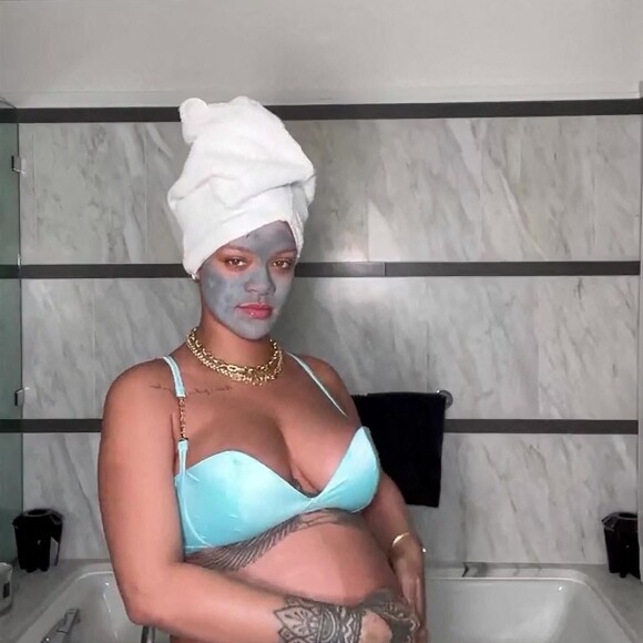 Rihanna enceinte se fait un soin du visage en petite tenue dans sa salle de bain pour le plus grand plaisir de ses fans le 7 mai 2022. 