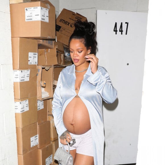 Rihanna enceinte a dîné dans un restaurant à Los Angeles le 8 avril 2022. 