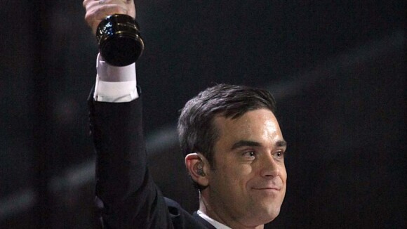 Quand Robbie Williams voyage... mais qu'est-ce que c'est que cette tenue ?