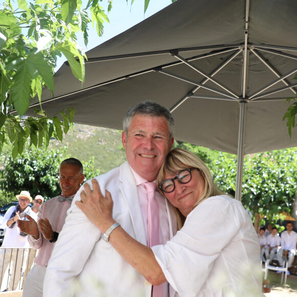 Elle a également rappelé qu'ils s'étaient mariés en juin dernier. 
Exclusif - Mariage civil de Christine Bravo et Stéphane Bachot devant la mairie de Occhiatana en Corse le 11 Juin 2022 © Dominique Jacovides / Bestimage 