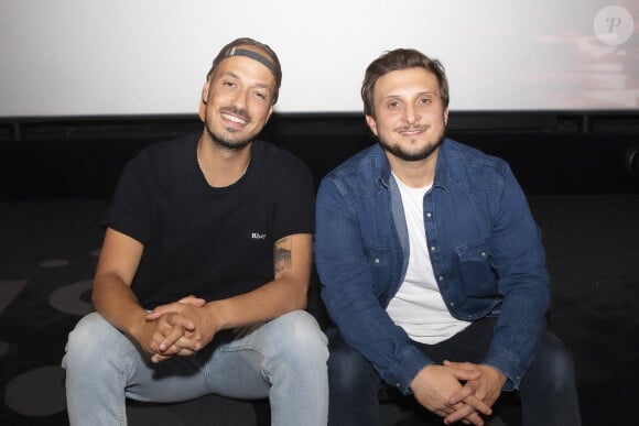 Exclusif - Carlito (Raphaël Carlier) et McFly (David Coscas) - Avant-première du film "La Traversée" de McFly et Carlito retraçant leur traversée vers la Corse: en Septembre 2020, Paris le 16 décembre 2021. Les influenceurs Michou et Inoxtag avaient lancé un défi à McFly et Carlito: traverser la Méditerranée à la rame. Epaulés par Patrick Favre et Emmanuel Coindre, ils partiront de Mandelieu-La-Napoule et rejoindront Calvi en 4 jours. Cette aventure a donné lieu à un film de 1h50: La Traversée qui a été présenté ce soir dans 35 cinémas CGR et devant près de 5.000 personnes, tirées au sort dans leur communauté. © Jack Tribeca / Bestimage 