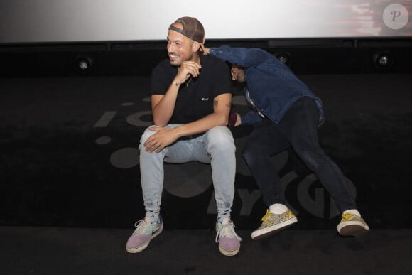 Espérons que McFly & Carlito retrouvent très vite le sourire qui leur va si bien !
Exclusif - Carlito (Raphaël Carlier) et McFly (David Coscas) - Avant-première du film "La Traversée" de McFly et Carlito retraçant leur traversée vers la Corse: en Septembre 2020, Paris le 16 décembre 2021. Les influenceurs Michou et Inoxtag avaient lancé un défi à McFly et Carlito: traverser la Méditerranée à la rame. Epaulés par Patrick Favre et Emmanuel Coindre, ils partiront de Mandelieu-La-Napoule et rejoindront Calvi en 4 jours. Cette aventure a donné lieu à un film de 1h50: La Traversée qui a été présenté ce soir dans 35 cinémas CGR et devant près de 5.000 personnes, tirées au sort dans leur communauté. © Jack Tribeca / Bestimage 