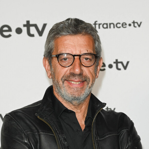 Michel Cymes au photocall pour la conférence de presse de rentrée de France TV à la Grande Halle de la Villette à Paris, France, le 6 juillet 2022. © Coadic Guirec/Bestimage