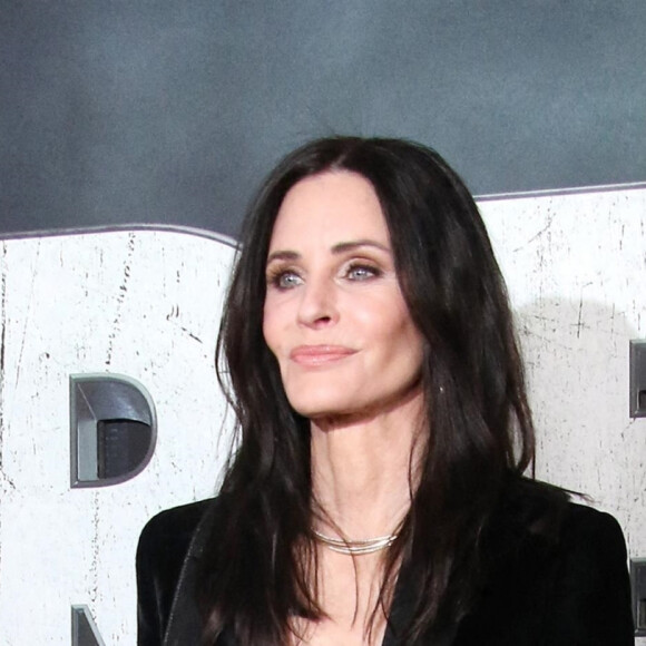.Un duo très complice, alors que pour rappel, c'est justement sur le tournage du premier volet de la sage qu'elle avait rencontrée le père de sa fille, à savoir David Arquette.
Courteney Cox à la première du film "Scream VI" à New York, le 6 mars 2023. 