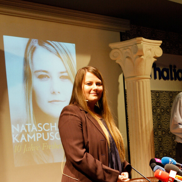Dix ans après son évasion, l'Autrichienne Natascha Kampusch sort un second livre à Vienne en Autriche, le 17 août 2016.