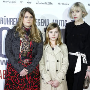 Kidnappée sur le chemin de l'école à l'âge de 10 ans, elle avait été séquestrée pendant 8 ans.
Natascha Kampusch, Amelia Pidgeon, Antonia Campbell - Première du film "3096 Tage" à Vienne en Autriche le 25 février 2013.