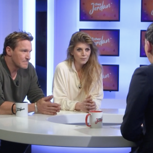 Mais face à sa réputation volage, Aurore Aleman avait pris des précautions.
Benjamin Castaldi et sa femme Aurore Aleman dans l'émission "Chez Jordan", sur C8