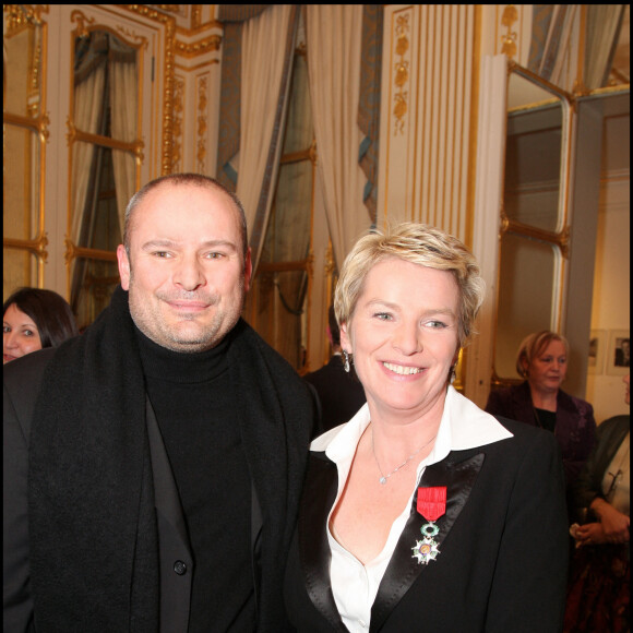 Elle préfère garder le silence sur sa vie privée et ne s'en est jamais caché.
Élise Lucet et son mari Martin Bourgeois - Cérémonie de remise des insignes de Chevalier de l'ordre national de la Légion d'Honneur au Ministère de la Culture.