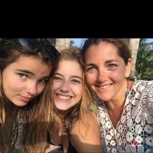 Deux jeunes femmes désormais qui ont choisi de ne pas suivre le métier de leurs parents
Cristina Reali avec ses filles Elisa et Toscane, dont le père est Francis Huster
