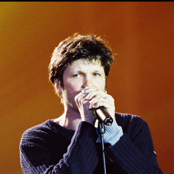 D'après un ancien détenu, Bertrand Cantat n'était pas tendre avec Krisztina Rady, son ex-femme et la mère de ses enfants Alice et Milo
Archives - Bertrand Cantat de Noir Désir sur scène - 17ème cérémonie des Victoires de la musique en 2002 au Zénith de Paris