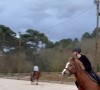 Ce mercredi 8 mars, Laure Manaudou a publié une vidéo dans sa story sur laquelle on peut voir Manon sur son cheval, Lili
Manon, la fille de Laure Manaudou et son cheval, Lili