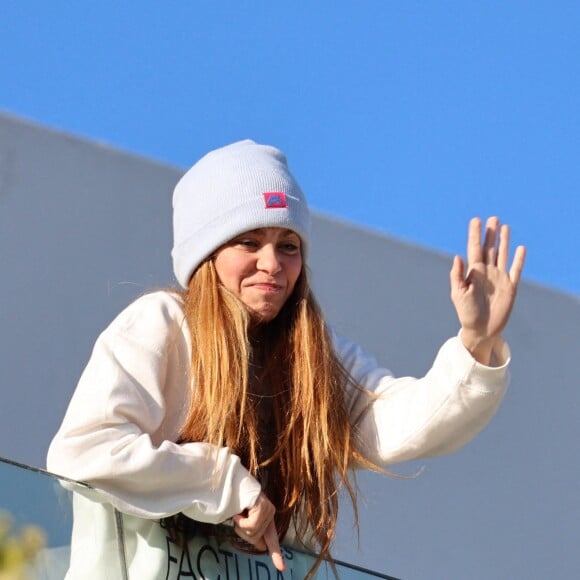 Shakira et Gerard Piqué sont séparés depuis le mois de juin 2022. Depuis, c'est la guerre entre eux
Shakira salue ses fans depuis le balcon de sa maison à Barcelone le 21 janvier 2023.