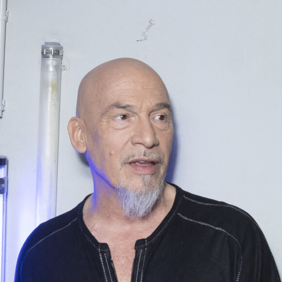 L'ouvrage paraîtra le 5 avril 2023 comme l'a annoncé la maison d'édition Fayard sur Instagram.
Exclusif - Florent Pagny - Backstage de l'émission spéciale "Unis pour l'Ukraine" à la Maison de la Radio et de la Musique, diffusée en direct sur France 2 et présentée par Nagui et Leïla.Kaddour à Paris le 8 mars 2022. France Télévisions et Radio France s'associent, face à l'urgence humanitaire, pour soutenir et aider le peuple ukrainien et toutes les populations touchées par le conflit, sur place et dans les pays limitrophes. Le service public s'engage aux côtés de la Croix-Rouge française, qui lance un appel aux dons financiers, pour faire face aux besoins humanitaires, qui ne cessent de s'intensifier. Cette soirée spéciale est diffusée en simultané sur France 2 et France Inter avec un concert exceptionnel en direct, avec la participation des formations musicales de Radio France. Avec cette soirée, France Télévisions et Radio France permettent aux Français de répondre concrètement à l'urgence humanitaire, à l'intérieur et à l'extérieur de l'Ukraine, à travers des dons à la Croix-Rouge française. © Cyril Moreau / Jack Tribeca / Bestimage