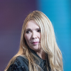 "Je n'avais pas le droit de regarder 'Hélène et les garçons', ni aucune série, mais je voyais Hélène dans les magazines. À l'époque, les blondes étaient LES belles filles. Hélène n'était pas une bombe, encore moins un coup d'un soir, mais l'amoureuse idéale. Elle était douce, chaste, et j'avais envie de lui tenir la main", a-t-il déclaré.
Exclusif - Hélène Rollès - Surprises - Enregistrement de l'émission "La Chanson secrète 10" diffusée sur TF1 le 22 janvier 2022 © Jacovides-Moreau / Bestimage