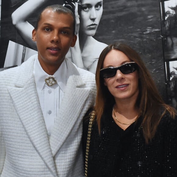 Mais ce dernier a depuis trouvé son âme-soeur auprès d'une dénommée Coralie.
Stromae, Coralie Barbier - Défilé Chanel Collection Femme Prêt-à-porter Printemps/Eté 2023 lors de la Fashion Week de Paris, le 4 octobre 2022. © Olivier Borde/Bestimage