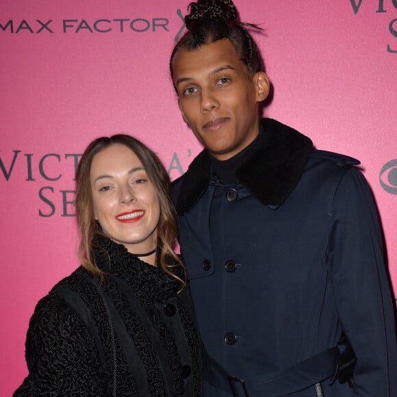 Une femme avec qui il s'est marié le 12 décembre 2015 à Malines. Trois ans plus tard, ils sont devenus parents d'un petit garçon.
Le chanteur Stromae et sa femme Coralie Barbier lors du photocall du Victoria's Secret Fashion au Grand Palais à Paris. © BOV/Bestimage