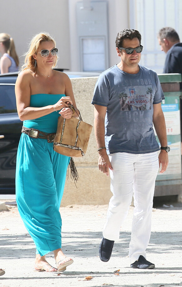 Exclusif - Laurent Gerra et sa compagne Christelle Lyon se promènent dans les rues de Saint-Tropez le 7 août 2014. 