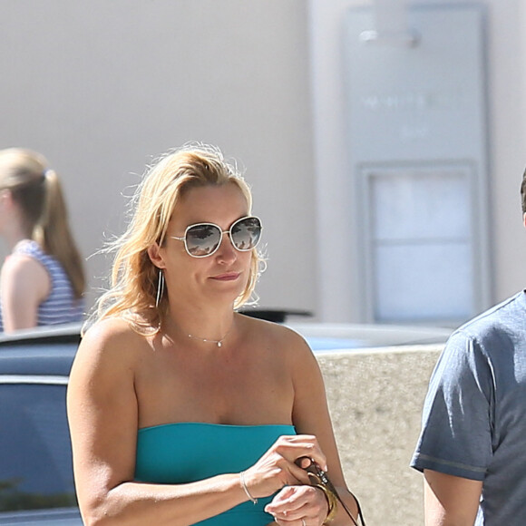 Exclusif - Laurent Gerra et sa compagne Christelle Lyon se promènent dans les rues de Saint-Tropez le 7 août 2014. 
