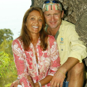 Cette année-là, l'animateur a accueilli avec sa compagne de l'époque, Véronique, son fils unique Robin Rouïl.
Exclusif - Vincent Lagaf' pose avec son ex-femme Véronique dans leur propriété à Cavalaire le 8 aout 2003. © Frédéric Piau/Bestimage