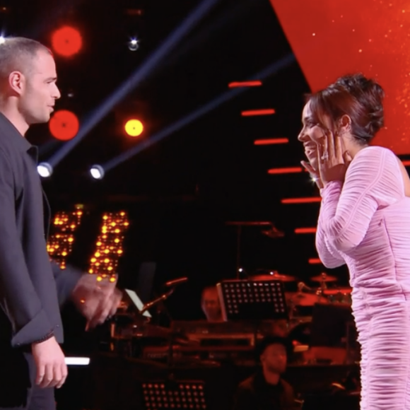 Amel Bent, qui ne l'a pas reconnu tout de suite, a été très heureuse de retrouver Charles.
Amel Bent choquée de retrouver un ancien camarade de "Nouvelle Star" dans "The Voice" - TF1