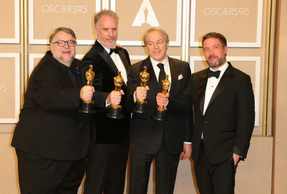 Guillermo del Toro et son Pinocchio ont également été sacré dans la catégorie animation.
Guillermo del Toro (Oscar du meilleur film d'animation pour Pinocchio), Mark Gustafson, Gary Ungar et Alex Bulkley dans la press-room de la 95ème édition de la cérémonie des Oscars à Los Angeles, le 12 mars 2023.