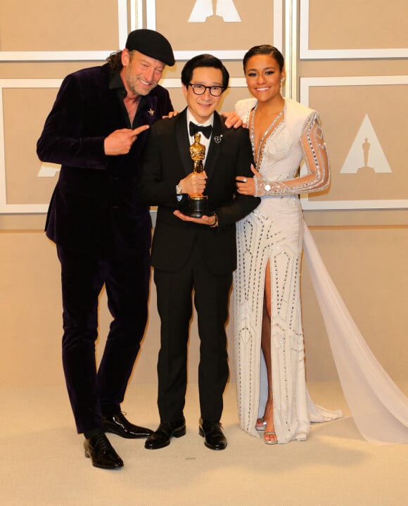 Troy Kotsur, Ke Huy Quan (Oscar du meilleur acteur dans un second rôle pour Everything Everywhere All at Once), Ariana DeBose dans la press-room de la 95ème édition de la cérémonie des Oscars à Los Angeles, le 12 mars 2023.