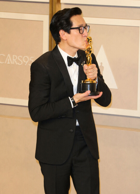 Il a remporté l'Oscar du meilleur second rôle masculin après une longue traversée du désert.
Ke Huy Quan (Oscar du meilleur acteur dans un second rôle pour Everything Everywhere All at Once) dans la press-room de la 95ème édition de la cérémonie des Oscars à Los Angeles, le 12 mars 2023.