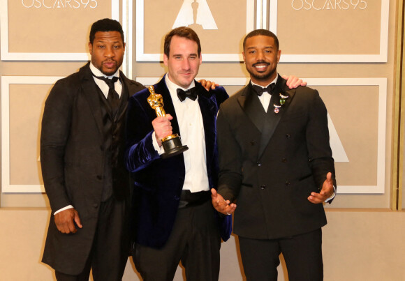 Jonathan Majors, James Friend, Michael B. Jordan dans la press-room de la 95ème édition de la cérémonie des Oscars à Los Angeles, le 12 mars 2023.