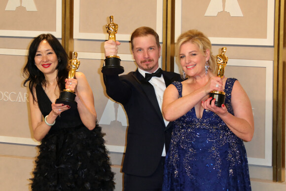 Judy Chin, Adrien Morot, Annemarie Bradley dans la press-room de la 95ème édition de la cérémonie des Oscars à Los Angeles, le 12 mars 2023.