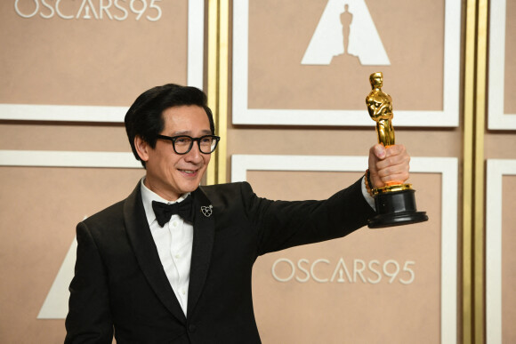 La 95e cérémonie des Oscars a dévoilé son palmarès !
Ke Huy Quan (Oscar du meilleur acteur dans un second rôle pour Everything Everywhere All at Once) dans la press-room de la 95ème édition de la cérémonie des Oscars à Los Angeles © Kevin Sullivan via Zuma Press/Bestimage