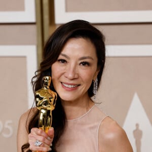 La divine Michelle Yeoh a décroché l'Oscar de la meilleure actrice pour Everything Everywhere All at Once 
Michelle Yeoh a remporté l'Oscar de la meilleure actrice pour le film Everything Everywhere All at Once ce 12 mars 2023 à Los Angeles